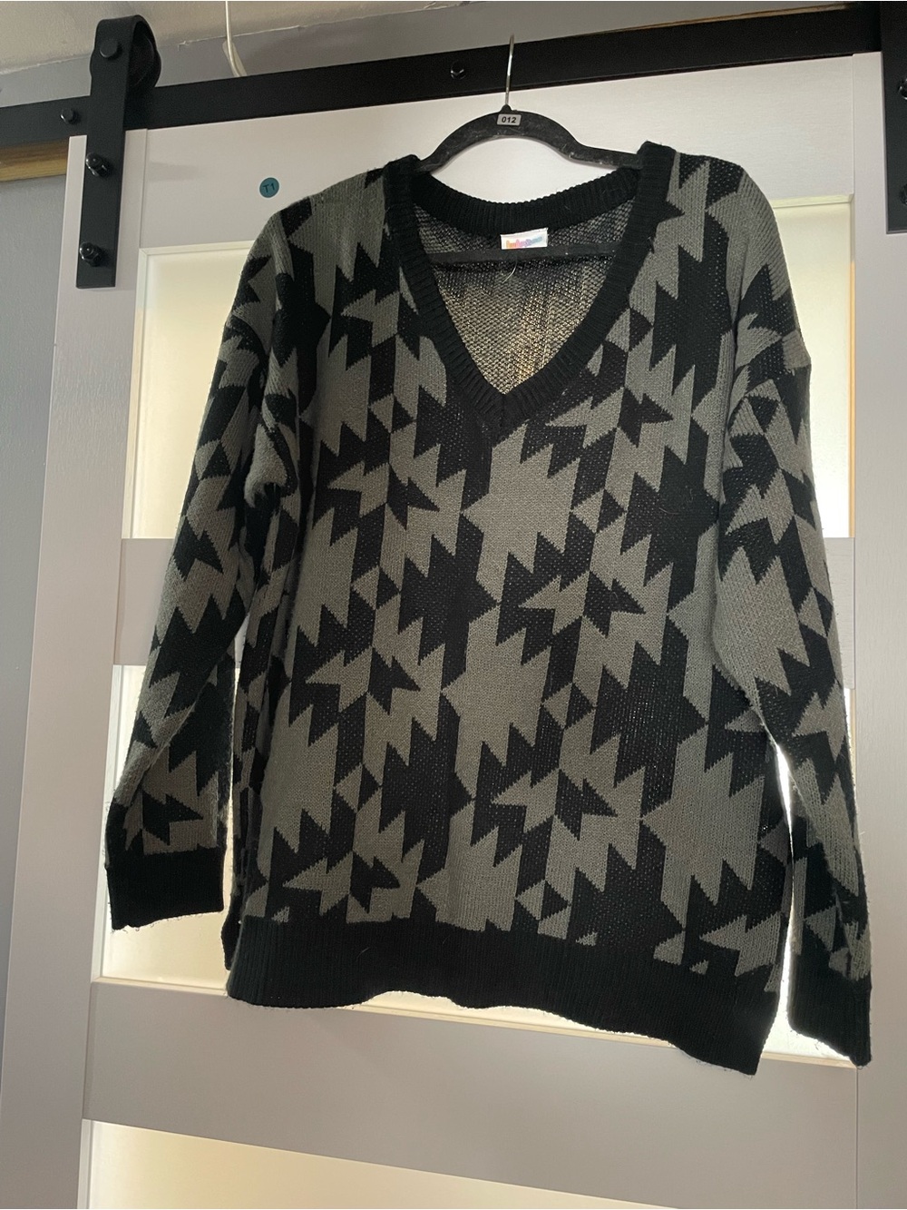 LuLaRoe Women's V-Neck Geometric Pullover - Black & Gray